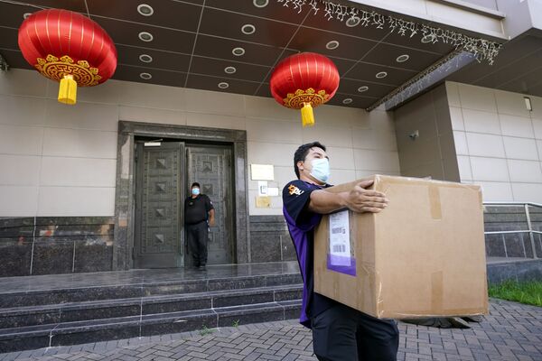 A FedEx employee removes a box from the Chinese Consulate Thursday, July 23, 2020, in Houston. China says “malicious slander is behind an order by the U.S. government to close its consulate in Houston,  and maintains that its officials have never operated outside ordinary diplomatic norms.  - Sputnik Молдова