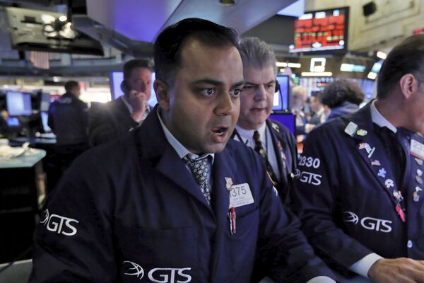 Specialist Dilip Patel, left, works at his post on the floor of the New York Stock Exchange, Monday, March 9, 2020. The Dow Jones Industrial Average sank 7.8%, its steepest drop since the financial crisis of 2008, as a free-fall in oil prices and worsening fears of fallout from the spreading coronavirus outbreak seize markets.  - Sputnik Молдова