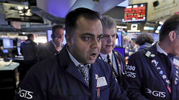 Специалист Нью-Йоркской фондовой биржи реагирует известие о падении рынков - Sputnik Молдова