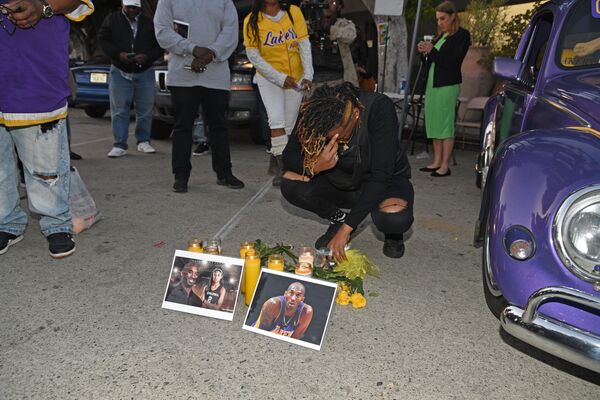 LOS ANGELES, CALIFORNIA - JANUARY 26: Distraught Los Angeles Lakers fan Naima Smith crying at a vigil for the late NBA star Kobe Bryant on January 26, 2020 in Los Angeles, California.  - Sputnik Молдова