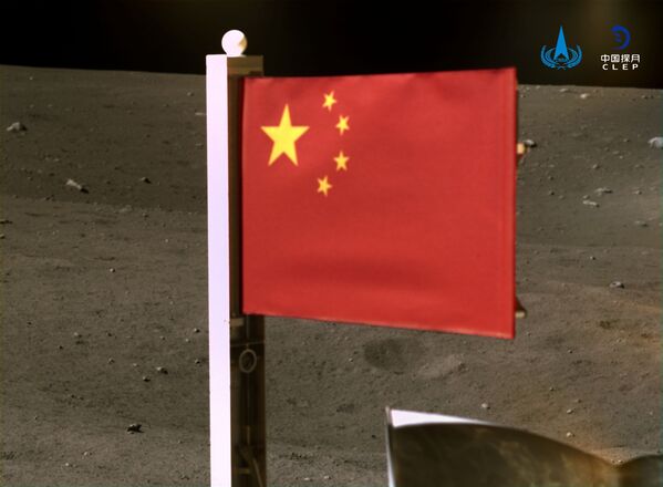 China's national flag is seen unfurled from the Chang'e-5 spacecraft on the moon, in this handout image provided by China National Space Administration (CNSA) December 4, 2020.  - Sputnik Молдова