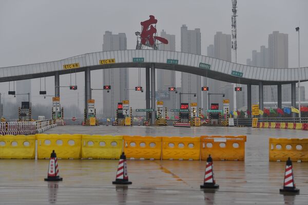 A general view shows one of the roads blocked by the police to restrict people leaving Wuhan in China's central Hubei province on January 25, 2020, during a deadly virus outbreak which began in the city. - The Chinese army deployed medical specialists on January 25 to the epicentre of a spiralling viral outbreak that has killed 41 people and spread around the world, as millions spent their normally festive Lunar New Year holiday under lockdown.  - Sputnik Молдова