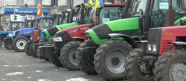Agricultorii au venit să protesteze cu tractoarele în fața Guvernului  - Sputnik Moldova