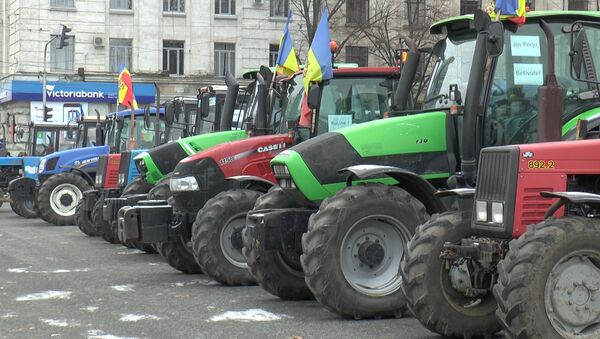 Agricultorii au venit să protesteze cu tractoarele în fața Guvernului  - Sputnik Moldova