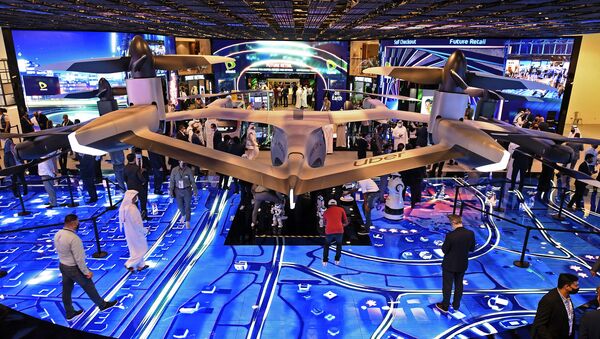 Посетители выставки GITEX у концепта летающей машины в Дубае  - Sputnik Молдова