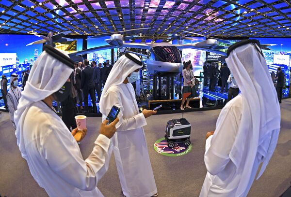 Посетители выставки GITEX у робота в Дубае  - Sputnik Молдова