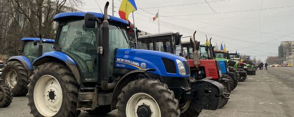 Piața Marii Adunări Naționale  plină cu tractoare - Sputnik Moldova