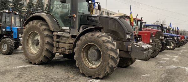 Piața Marii Adunări Naționale  plină cu tractoare - Sputnik Moldova