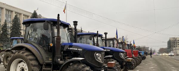 Piața Marii Adunări Naționale  plină cu tractoare - Sputnik Moldova