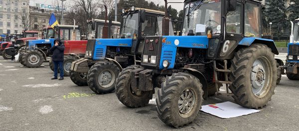 Piața Marii Adunări Naționale  plină cu tractoare - Sputnik Молдова