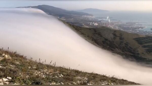 Spectacol pe cer: Norii „curg” din munți și se topesc în aer  - Sputnik Moldova