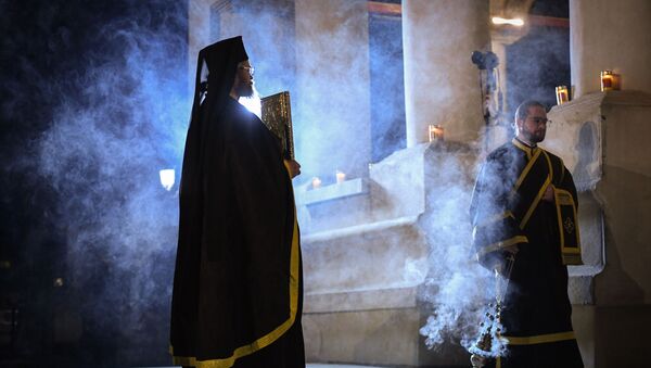 Румынские православные священники проводят религиозную службу в Страстную пятницу - Sputnik Moldova-România