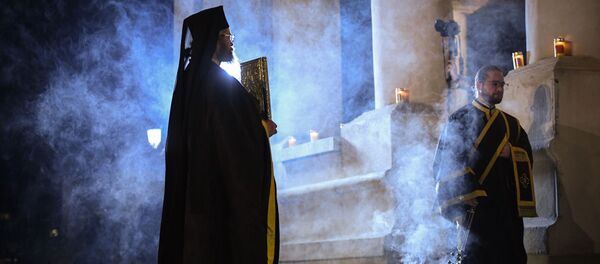 Румынские православные священники проводят религиозную службу в Страстную пятницу - Sputnik Moldova-România