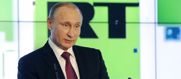 Президент России Владимир Путин выступает на выставке, посвящённой 10-летию вещания Russia Today - Sputnik Moldova