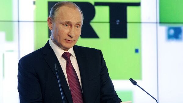 Президент России Владимир Путин выступает на выставке, посвящённой 10-летию вещания Russia Today - Sputnik Moldova-România