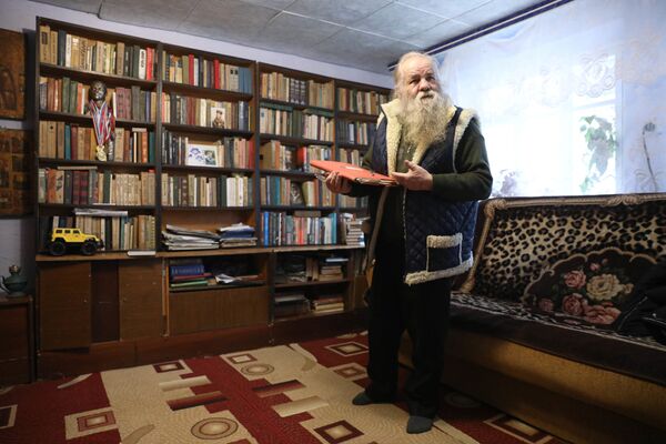 Scriitorul Semion Pridorojnov, care este ortodox de rit vechi, are o bibliotecă impresionantă, în care se conțin cărți rare - Sputnik Moldova