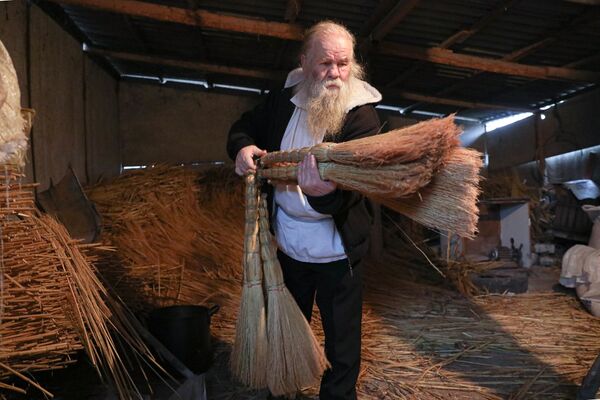 În satul Cunicea este produsă marfă care este exportată. Aproape toți locuitorii satului se ocupă de confecționarea măturilor din sorg - Sputnik Moldova