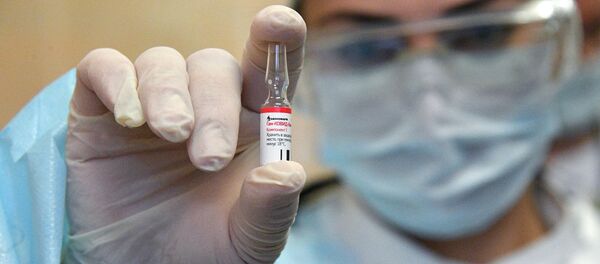 Медицинский работник минской поликлиники проводит вакцинацию добровольцев от COVID-19 российским препаратом Спутник V - Sputnik Moldova