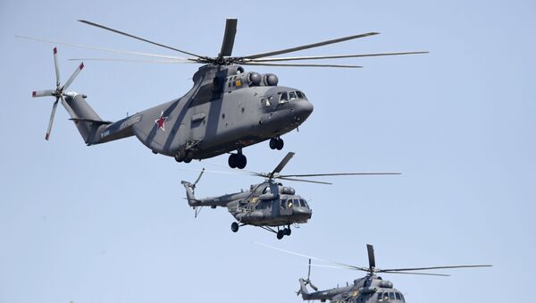 Тяжелый транспортный вертолет Ми-26 и многоцелевые вертолеты Ми-8 на репетиции воздушной части парада Победы в Москве - Sputnik Moldova-România