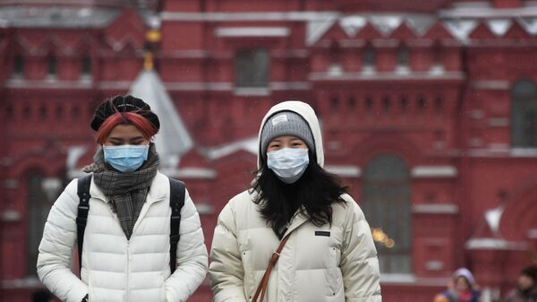 Иностранные туристы в защитных масках на Красной площади в Москве - Sputnik Молдова