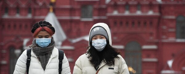 Иностранные туристы в защитных масках на Красной площади в Москве - Sputnik Молдова