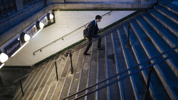 Одинокий прохожий выходит из парижского метро незадолго до повторного введения во Франции режима самоизоляции - Sputnik Moldova