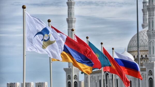  Флаги России, Киргизии, Казахстана, Белоруссии, Армении, а также с символикой Евразийского экономического союза - Sputnik Moldova