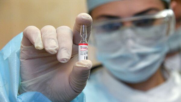 Медицинский работник минской поликлиники проводит вакцинацию добровольцев от COVID-19 российским препаратом Спутник V - Sputnik Moldova
