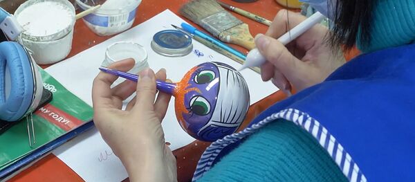 Елочные игрушки в масках  - Sputnik Молдова