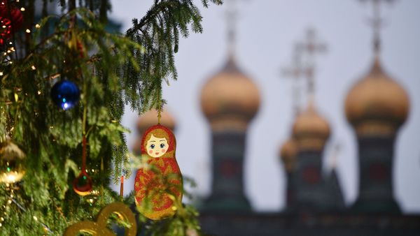 Украшение новогодней елки на Соборной площади Кремля - Sputnik Молдова