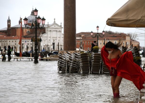 Модель в развевающемся платье на затопленной площади Сан-Марко в Венеции, Италия - Sputnik Молдова