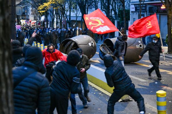 Сотрудники полиции и участники акции протеста против законопроекта О глобальной безопасности в Париже - Sputnik Молдова