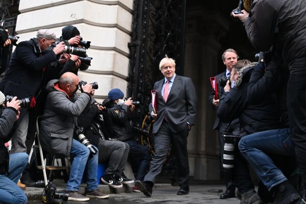 Премьер-министр Великобритании Борис Джонсон на Даунинг-стрит, 10 в Лондоне - Sputnik Молдова