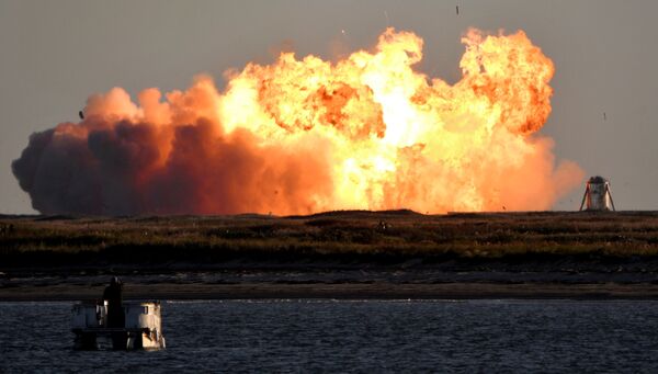 Взрыв первой сверхтяжелой ракеты Starship SN8 компании SpaceX во время попытки посадки во время испытательного полета в Бока-Чика, штат Техас - Sputnik Молдова