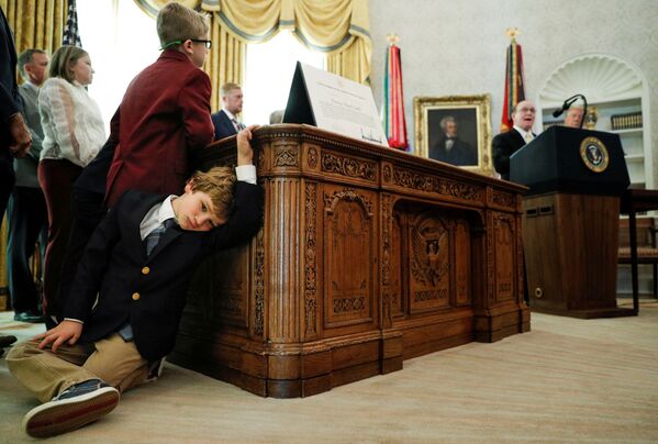 Шестилетний внук американского спортсмена Дэн Гейбл прислонился к столу во время выступления его деда в Белом доме, Вашингтон - Sputnik Молдова
