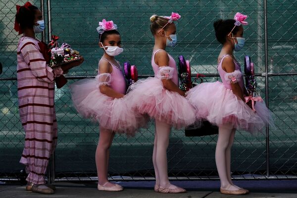 Учащиеся балетной школы Сан-Диего в масках во время спектакля Щелкунчик - Sputnik Молдова