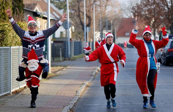 Люди в костюмах Санта-Клаусов во время забега Святого Николая в Берлине, Германия - Sputnik Молдова