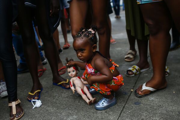 Девочка с куклой во время акции протеста в Дуки-ди-Кашиас, Бразилия  - Sputnik Молдова