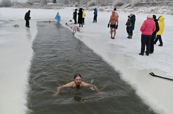 Люди в проруби в день открытия зимнего купания в Омске, Россия - Sputnik Moldova