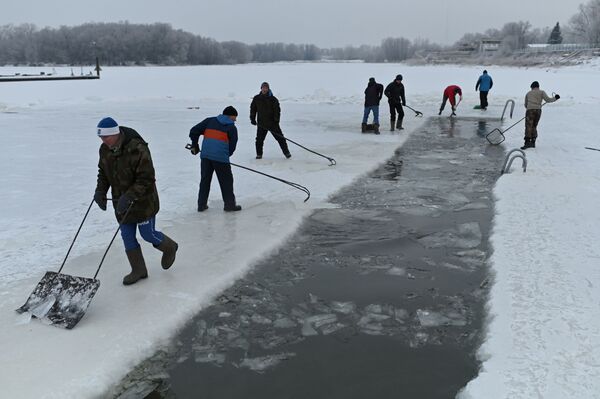 Люди на проруби в день открытия зимнего купания в Омске, Россия - Sputnik Moldova