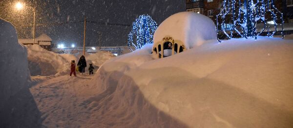 Заснеженная улица в Норильске Заснеженная улица в Норильске - Sputnik Молдова