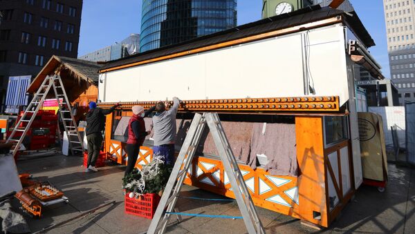 Рабочие разбирают рождественские стенды в Берлине - Sputnik Молдова