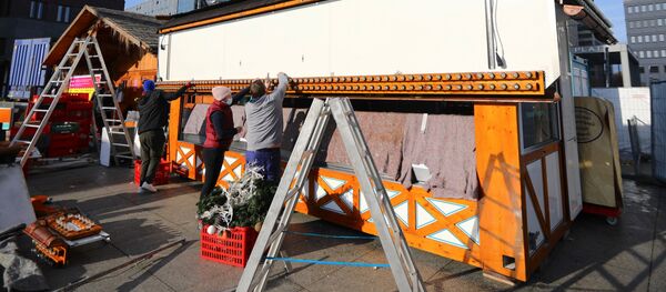 Рабочие разбирают рождественские стенды в Берлине - Sputnik Молдова