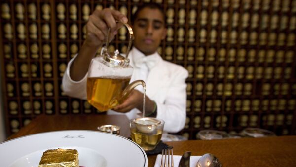 Официант подает чай в чайном доме  Mariage Freres в Париже - Sputnik Moldova-România