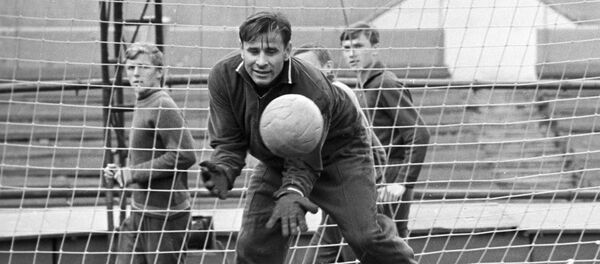 Вратарь московской футбольной команды Динамо Лев Яшин во время тренировки - Sputnik Молдова