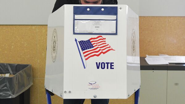 Избиратель во время голосования на выборах президента США на одном из избирательных участков в Нью-Йорке - Sputnik Moldova-România