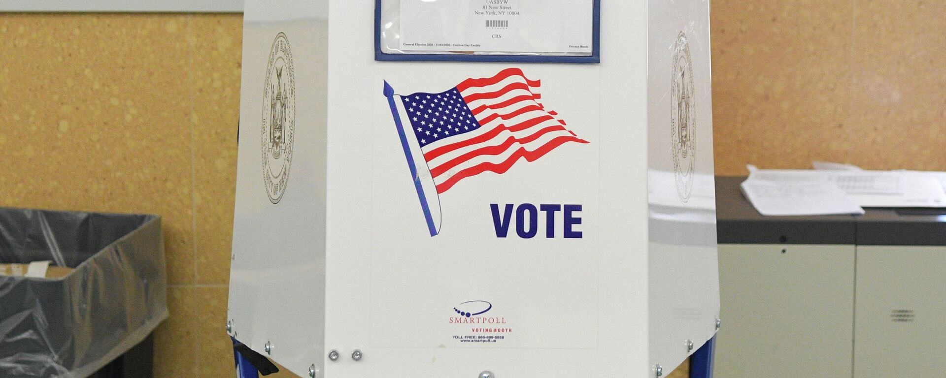 Избиратель во время голосования на выборах президента США на одном из избирательных участков в Нью-Йорке - Sputnik Молдова, 1920, 08.11.2022