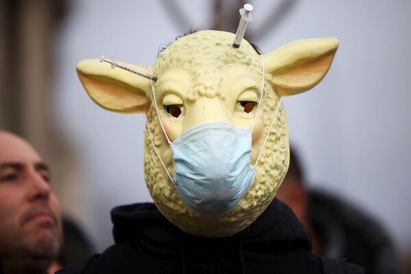 Un om mascat participă la demonstrația anti-vaccinare în Piața Parlamentului din Londra - Sputnik Moldova-România
