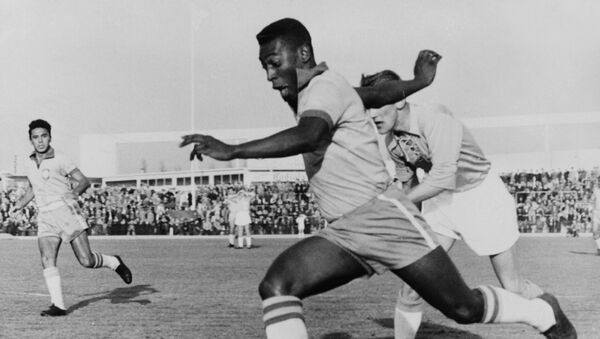 Atacantul brazilian Pele driblează un fundaș în timpul unui meci amical între Malmo și Brazilia din 8 mai 1960 - Sputnik Moldova-România