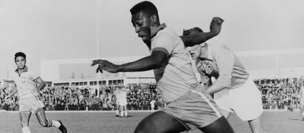 Atacantul brazilian Pele driblează un fundaș în timpul unui meci amical între Malmo și Brazilia din 8 mai 1960 - Sputnik Moldova-România